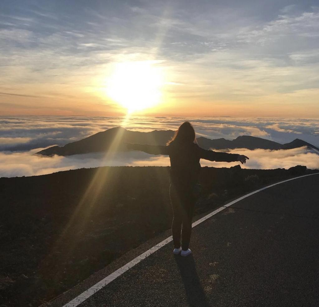 mulher vendo nascer do sol no vulcão Haleakala