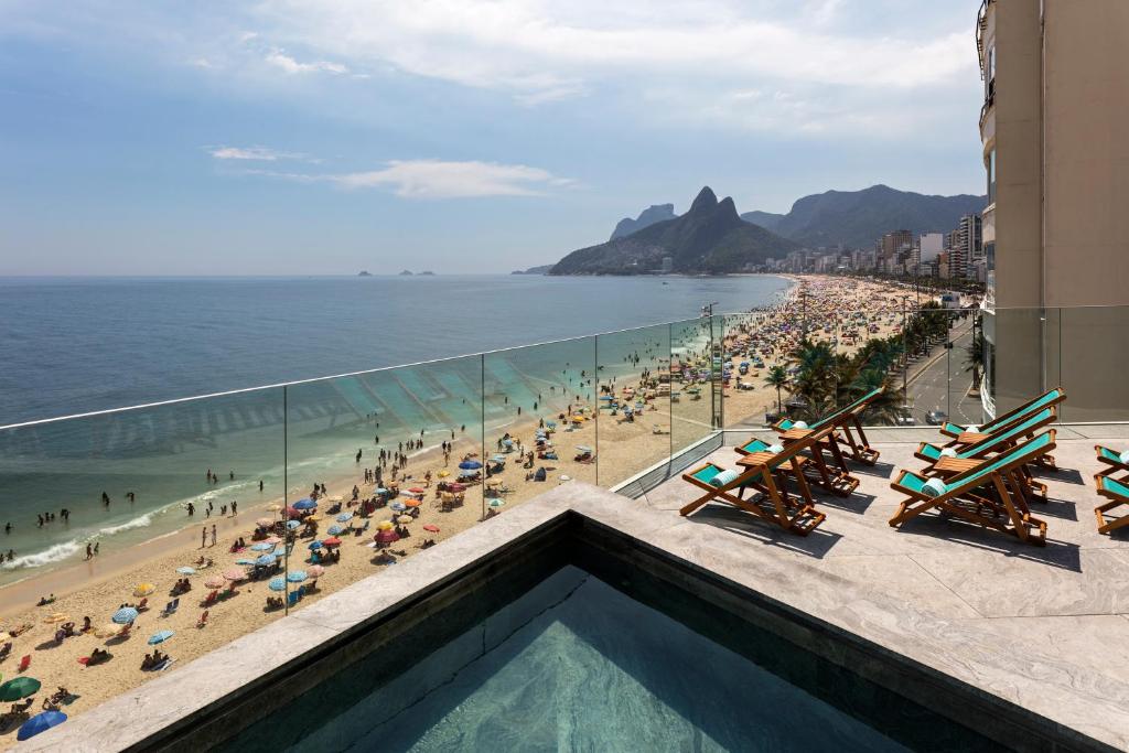 Hotel com piscina com vista para a praia do Arpoador